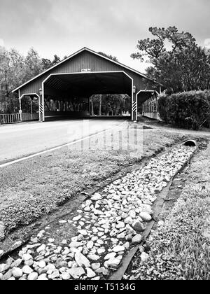 Conroe TX USA - 09/11/2018 - Rote Brücke 2 in B&W Stockfoto