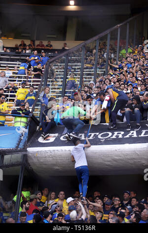 BUENOS AIRES, ARGENTINIEN - 23. SEPTEMBER 2008: Boca Juniors fans Klettern eine Markierung an der oberen Seite der Arena im Alberto J. Armanado in Buenos Ai Stockfoto