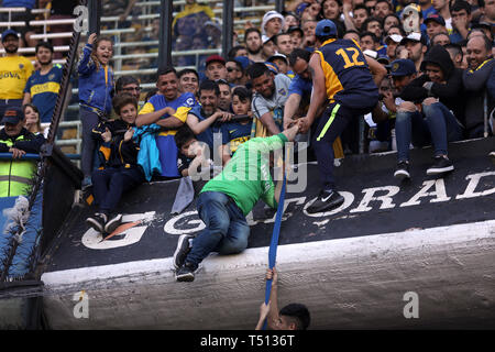 BUENOS AIRES, ARGENTINIEN - 23. SEPTEMBER 2008: Boca Juniors fans versuchen, an der oberen Seite der Arena im Alberto J. Armanado in Buenos zu klettern Stockfoto