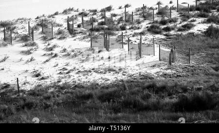 Gulf Shores AL USA - Gulf Shores AL USA - 05/04/2018 - Sanddünen mit Zaun in Gulf Shores AL in B&W Stockfoto