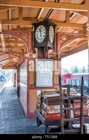 Vintage GWR Uhr, die Zeit auf Plattform von Severn Valley Railway vintage, Heritage Bahnhof, Bewdley UK. Stockfoto