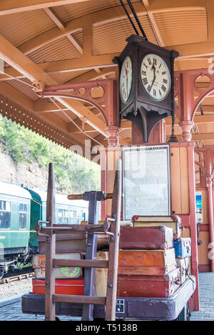 Vintage GWR Uhr in der Frühlingssonne, die Zeit auf der Plattform des SVR vintage, Heritage Railway Station, Bewdley, Großbritannien. Stockfoto