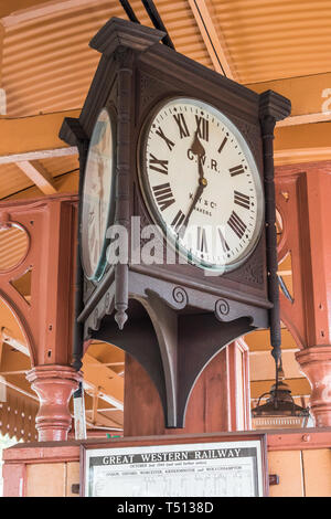 Nahaufnahme der alten GWR-Bahnsteigeuhr, die die Zeit am Bahnhof von Severn Valley Heritage, Bewdley UK, sagt. Stockfoto