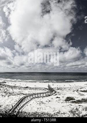 Gulf Shores AL USA - 05/04/2018 - Blick auf den Strand mit Holzsteg, der Strand und das Wasser des Golfs 3 in B&W Stockfoto