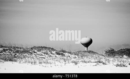 Gulf Shores AL USA - 05-04-2018 - Wassertank am Strand in Sanddünen in B&W Stockfoto