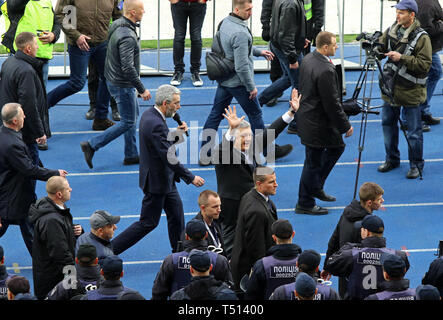 Kiew, Ukraine - 19. April 2019: Präsident der Ukraine Petro Poroschenko kommt auf die NSC Olimpiyskiy Stadion in Kiew vor den Präsidentschaftswahlen Debatte wi Stockfoto