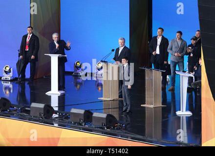 Kiew, Ukraine - 19. April 2019: Ukrainische Präsidentendebatte der aktuelle Präsident der Ukraine Petro Poroschenko und Kandidat Volodymyr Zelensky bei NSC Stockfoto