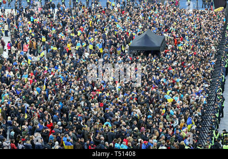 Kiew, Ukraine - 19. April 2019: Leute beobachten, die die Präsidentschaftswahlen Debatte der aktuelle Präsident der Ukraine Petro Poroschenko und Kandidat Volodymyr Zelensky Stockfoto