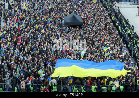 Kiew, Ukraine - 19. April 2019: Leute beobachten, die die Präsidentschaftswahlen Debatte der aktuelle Präsident der Ukraine Petro Poroschenko und Kandidat Volodymyr Zelensky Stockfoto