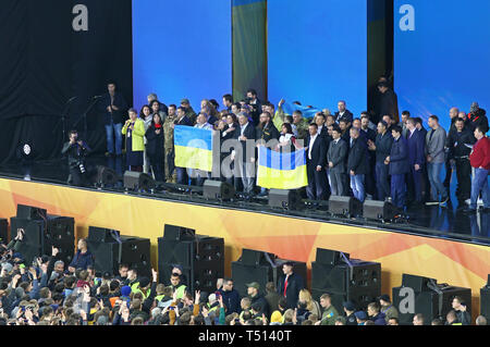 Kiew, Ukraine - 19. April 2019: Präsident der Ukraine Petro Poroschenko und Kandidat Volodymyr Zelensky singen die Nationalhymne während der Presidentia Stockfoto