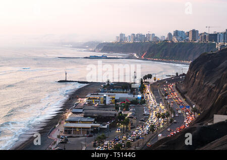 Panoramablick auf Sonnenuntergang an der grünen Küste in Lima, Peru. Stockfoto