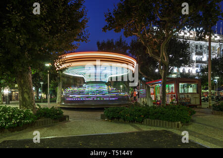 CANNES, Frankreich - Juli 06, 2015: Vintage Merry-go-round mit Pferden und anderen Tieren für Kinder von der Croisette Promenade. Nachtansicht Stockfoto