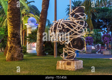 CANNES, Frankreich - Juli 05, 2015: Skulptur am Palast der Festivals und Kongresse Stockfoto