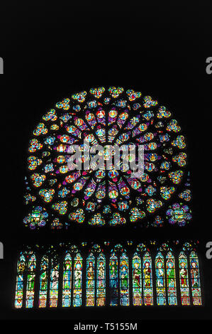 Eine vertikale Innenansicht eines der drei schöne Fenster in der Notre-Dame de Paris Rose, der berühmte katholische Kathedrale in der französischen Hauptstadt, ist in Europa einer der beliebtesten Touristenattraktionen. Dieses Foto des großen kreisförmigen Buntglasfenster vor der historischen Kirche großen Schaden durch einen verheerenden Brand im April 2019 erlitten. Rose windows, ursprünglich bekannt als Rad Windows, zeigen biblische Szenen oder Zeichen in kleiner Runde Fenster, die Strahlen von der Mitte wie Speichen oder Blütenblätter. Notre Dame's Rose windows Datum in die Mitte des 13. Jahrhunderts. Stockfoto