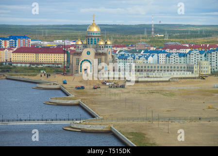 SALEKHARD, Russland - 29. AUGUST 2018: der Bau der neuen Orthodoxen Kirche, die in der August bewölkt Nachmittag Stockfoto