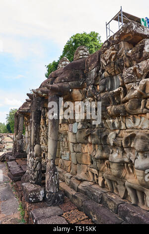 Sandstein Elefanten Skulpturen an einem sonnigen Sommertag auf der Terrasse der Elefanten in Angkor Thom, Angkor Archäologischer Park, Kambodscha. Stockfoto