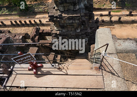 Steile Treppen führen hinunter in der obersten Ebene des Baphuon Tempel innerhalb der Grenzen von Angkor Thom. Stockfoto