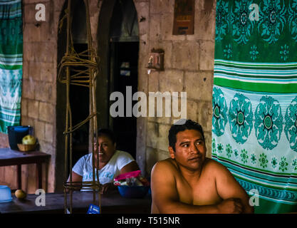Guatemaltekischen Ehepaar im Haus sitzt Stockfoto