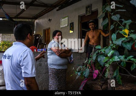 Politische Hausbesuche in Guatemaltekischen Dorf Stockfoto