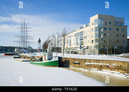 TURKU, FINNLAND - 23. FEBRUAR 2018: einem frostigen Februar Tag auf die Stadt Damm Stockfoto