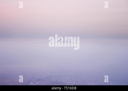 Nebel in der Stadt. Nebel deckt electrotowers. Morgen Landschaft Stockfoto