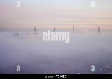 Morgennebel deckt die Fabrik und electrotowers. Ungewöhnliche Landschaft Stockfoto