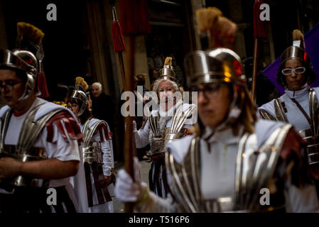Verkleidet als Römer Parade während der Karfreitagsprozession in Barcelona. Stockfoto