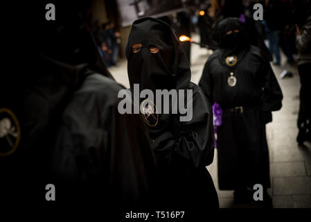 Vermummte Büßer Parade während der Karfreitagsprozession in Barcelona. Stockfoto