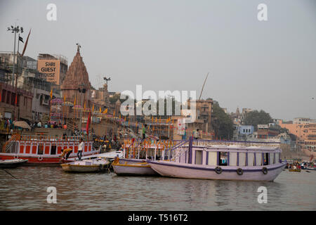 Indien, Uttar Pradesh, Varanasi, Gange Fluss und historischen Ghats Stockfoto