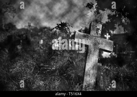 In der Nähe von Holz- Jesus Kreuz in Friedhof Stockfoto