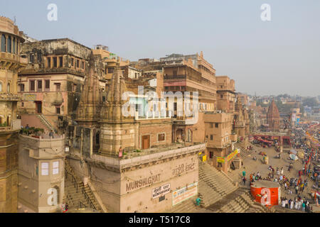 Indien, Uttar Pradesh, Varanasi, Gange Fluss und historischen Ghats Stockfoto