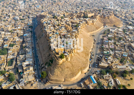 Indien, Rajasthan, Jaisalmer, Altstadt, Luftaufnahme von Altstadt und Festungsanlagen Stockfoto