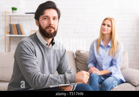 Zuversichtlich Psychologe direkt von der Kamera in den Schrank. Stockfoto