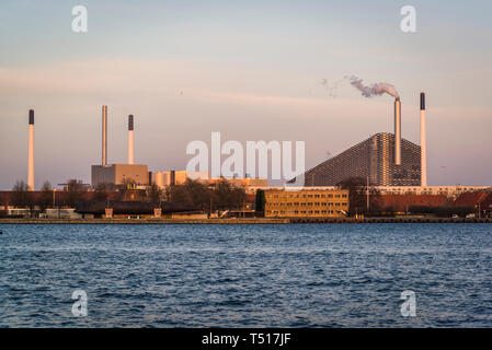 Blick auf Amager Bakke oder Amager Hill auch als Amager Hang oder Copenhill, eine kombinierte Wärme- und Stromverbrauch bekannt - Anlage in Amager, Kopenhagen, De Stockfoto