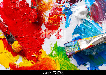 Der Maler Palette mit Pinsel und Farben, Ansicht von oben Stockfoto