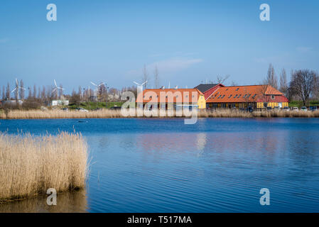 Windenergieanlagen und Häuser auf Refshaleoen Island, Teil der Insel Amager, Kopenhagen, Dänemark Stockfoto