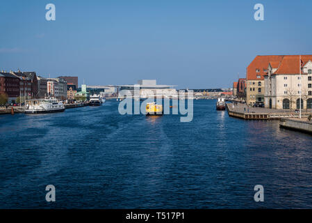 Gelbe Hafen Bus im Hafen von Kopenhagen, Kopenhagen, Dänemark Stockfoto