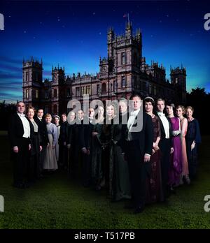 ELIZABETH MCGOVERN, SHIRLEY MACLAINE, PENELOPE WILTON, Maggie Smith, PHYLLIS LOGAN, Jim Carter, Hugh Bonneville, ALLEN LEECH, MICHELLE DOCKERY, DAN STEVENS, SOPHIE MCSHERA, JOANNE FROGGATT, ROB JAMES - COLLIER, BRENDAN COYLE, JESSICA BRAUN FINDLAY, SIOBHAN FINNERAN, LAURA CARMICHAEL und LESLEY NICOL im Downton Abbey (2010). Saison 3. Credit: KARNEVAL FILME/Album Stockfoto