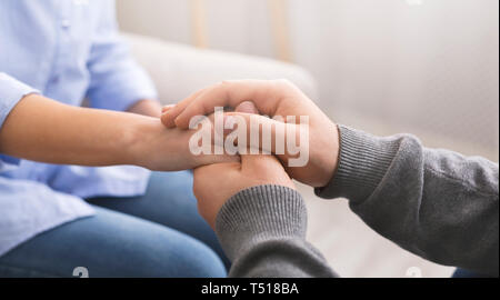 Psychologe tröstlich sein Patient, die unterstützende Geste Stockfoto