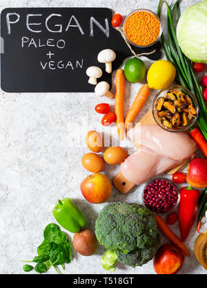 Pegan Diät. Kombination von vegan und paleo Diäten. Gesunde Ernährung - Sortiment an frischem Obst und Gemüse, Huhn, Eier, Muscheln, Hülsenfrüchte, Pilze Stockfoto