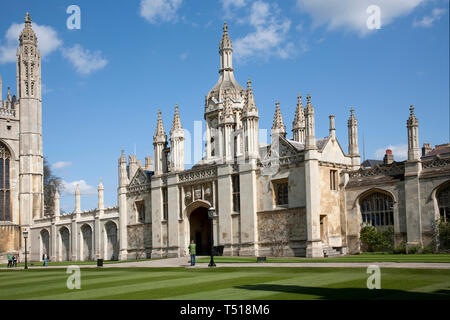 Gatehouse (Porters Lodge) auch Bildschirm und Kapelle auf der linken Seite, von der Vorderseite des Kings College, Cambridge, England. Der Architekt William Wilkins. Stockfoto