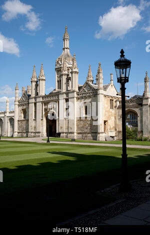 Gatehouse (Porters Lodge) und Bildschirm gesehen von der Vorderseite des Kings College, Cambridge, England. Der Architekt William Wilkins. Stockfoto