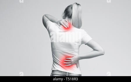 Frau reiben schmerzhaft Hals und Rücken Stockfoto
