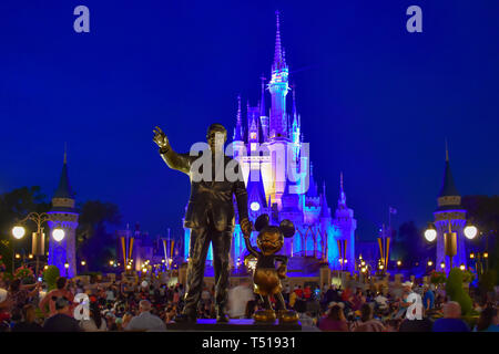 Orlando, Florida. März 19, 2019. Blick auf Partner Statue diese Statue von Walt Disney und Mickey Mouse ist vor der beleuchteten Cinderella positioniert Stockfoto