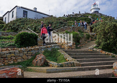 Besucher genießen Sie die Aussicht am Cape Point am Kap der Guten Hoffnung Nature Reserve in der Nähe von Kapstadt, Südafrika. Stockfoto