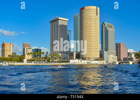 Tampa Bay, Florida. März 02, 2019. Tampa Museum der Kunst und der Wolkenkratzer über den Hillsborough River Küste in der Innenstadt (4) Stockfoto