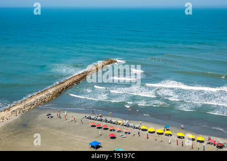 Cartagena Kolumbien, Bocagrande, öffentlicher Strand im Karibischen Meer, Sandwasser, Anlegesteg, Wellen, Schirmmiete, Einwohner von Hispanic, COL190123006 Stockfoto