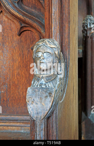 Mittelalterliche geschnitzte Enden im Chor der restaurierten redundante Kirche des Hl. Nikolaus an Buckenham, Norfolk, England, Vereinigtes Königreich, Europa ausgeht. Stockfoto