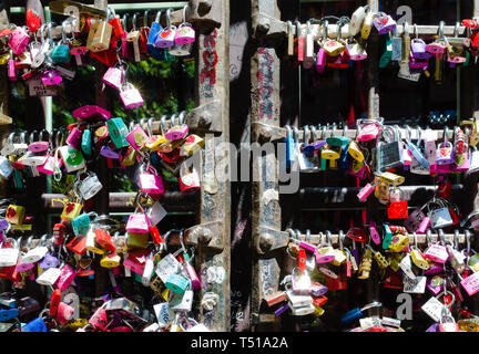 Verona, Italien - 19 Juli 2014: Detail der Eingangstür zum Giulietta Haus in Verona. Voll von bunten Vorhängeschlösser von Liebhabern auf der Versprechung o Links Stockfoto