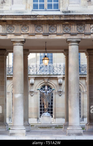 Der Sieg allegorische Statue im Innenhof des Hotel Carnavalet - jetzt das Museum der französischen Geschichte, Les Marais, Paris Frankreich Stockfoto